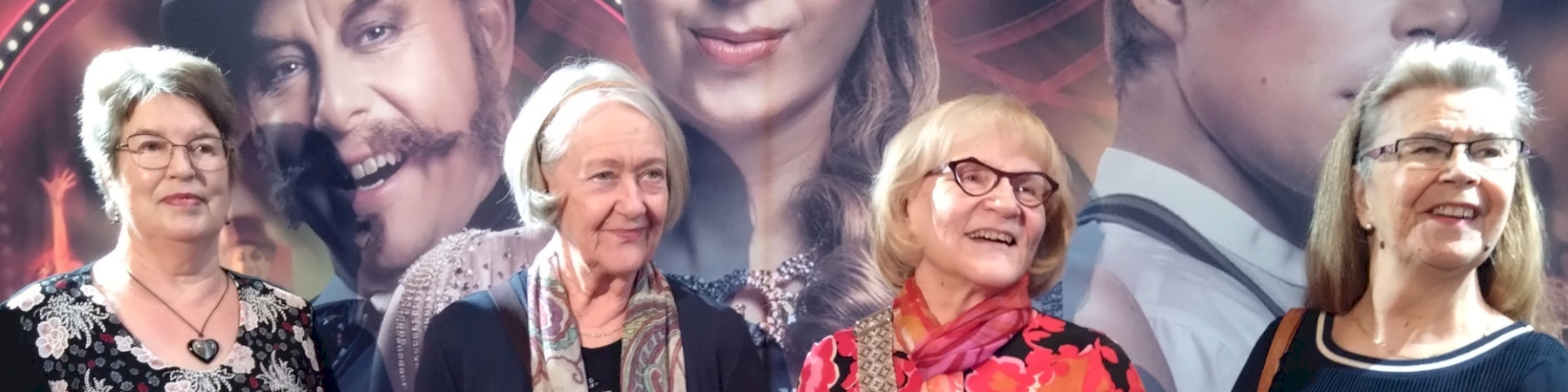 Järvenpään seniorit Punaisen Myllyn, Moulin Rougen! lumoavissa pyörteissä 8.2. Helsingin kaupunginteatterissa