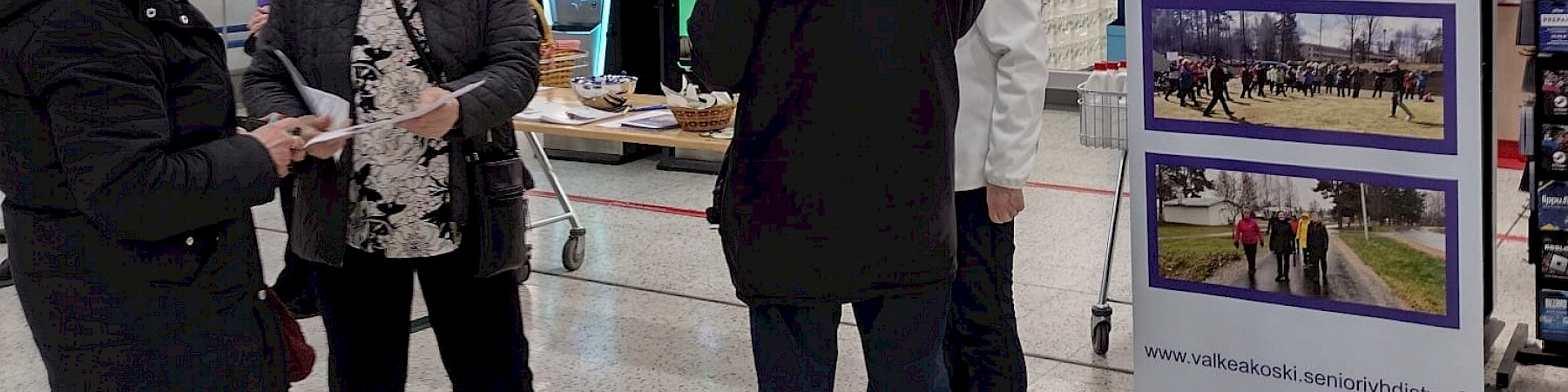 Valkeakosken seniorit: Jäsenhankintaa Torikeskuksessa