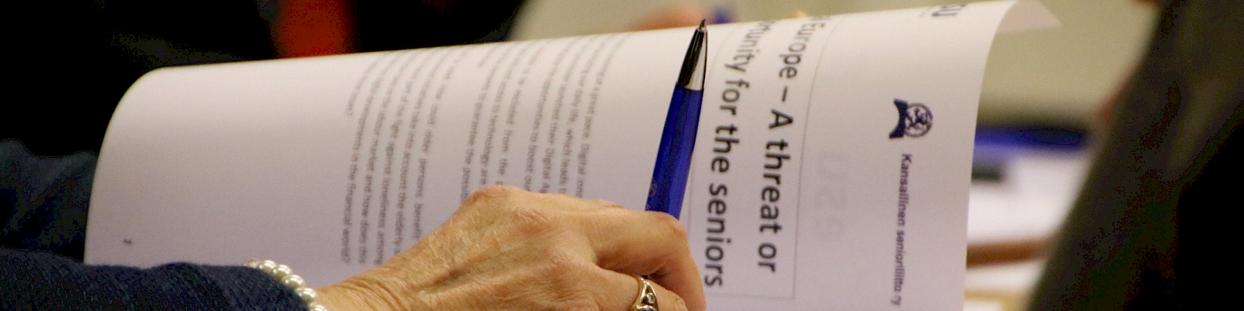 Toimisto palvelee sähköpostilla ja puhelimitse