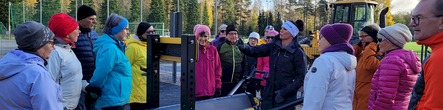 Olympamitalisti Mira Potkonen esitteli Nokian senioreille ulkokuntosalilaitteita