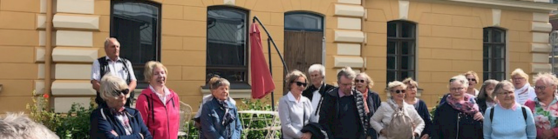 Satoi tai paistoi Keski-Espoon seniorit liikkeellä sankoin joukoin