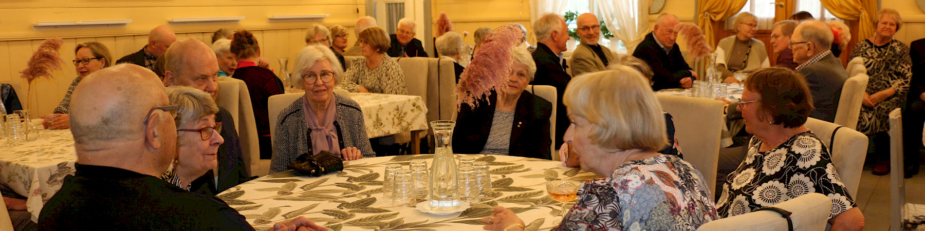 Kuukausitilaisuus juhlan merkeissä