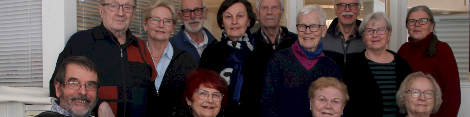 SENIORIEN LAULU RAIKUU KIRKKONUMMELLA