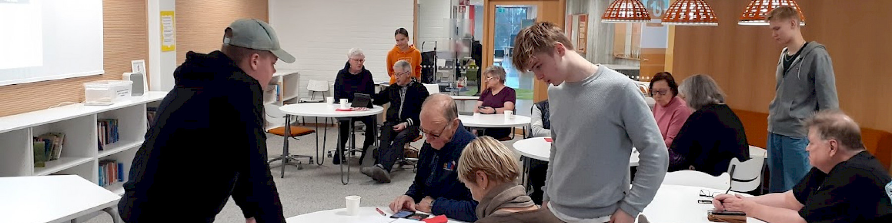 Mäntsälän senioreiden digikerholaiset koulun penkillä