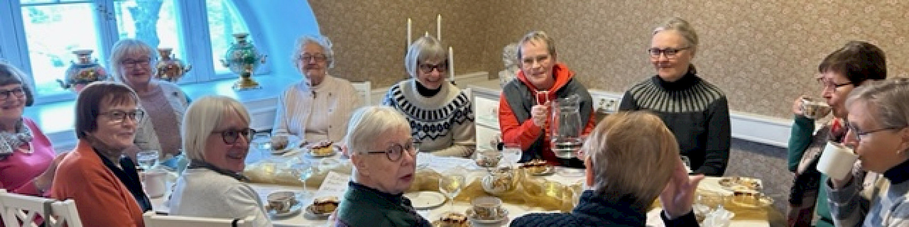 Pyöreän pöydän keittiöpsykologit koolla Teeleidissä