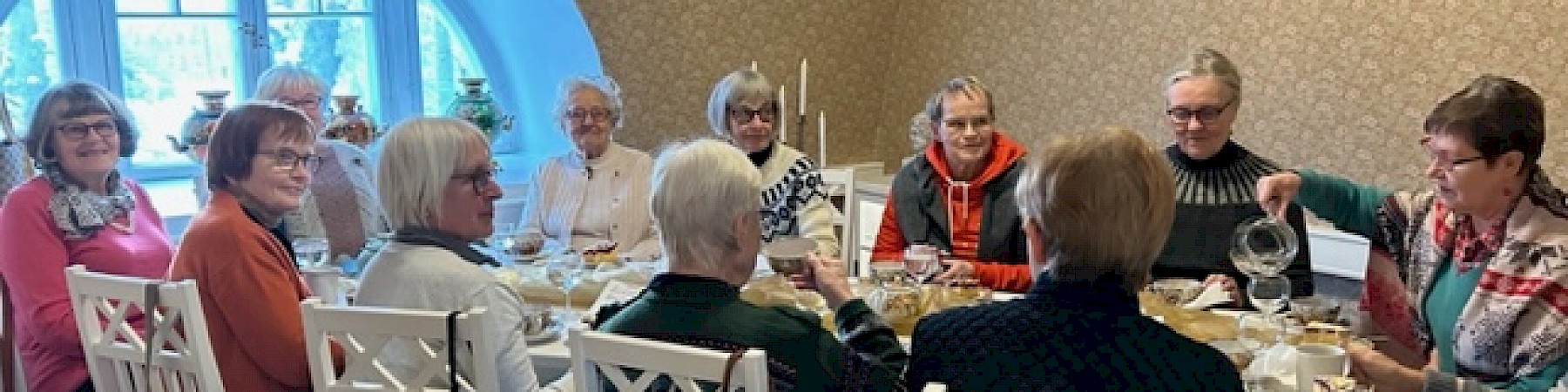 Pyöreän pöydän keittiöpsykologit Teeleidissä