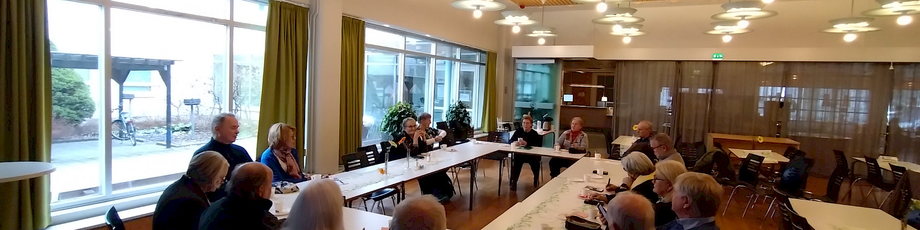 SENIORIT PYÖREÄSSÄ PÖYDÄSSÄ