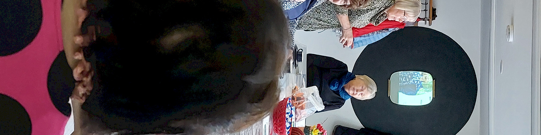 Kahvikupin äärellä: Savonlinnan senioreiden uudet jäsenet tutuksi